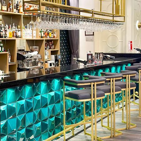 Ramada By Wyndham Istanbul Merter المظهر الخارجي الصورة The bar at the 2019 edition of the World Economic Forum