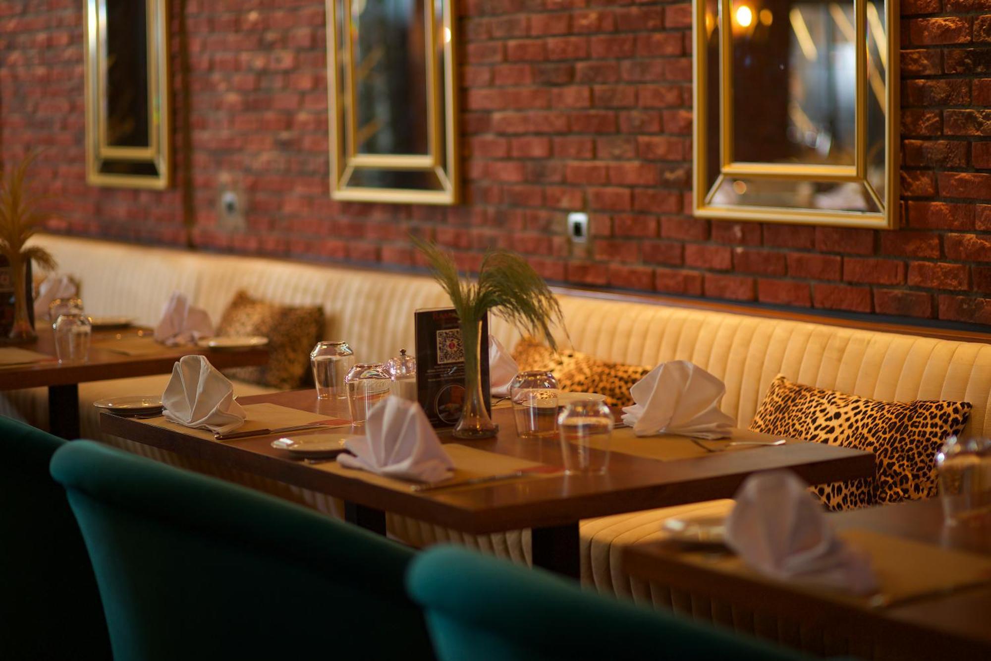 Ramada By Wyndham Istanbul Merter المظهر الخارجي الصورة The interior of the restaurant