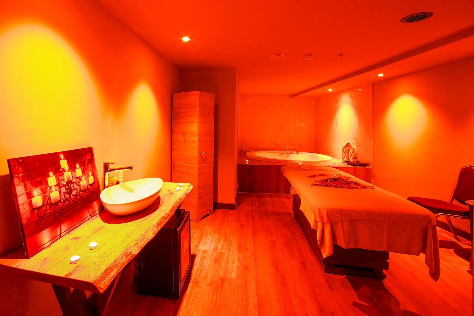 Ramada By Wyndham Istanbul Merter المظهر الخارجي الصورة A spa in India