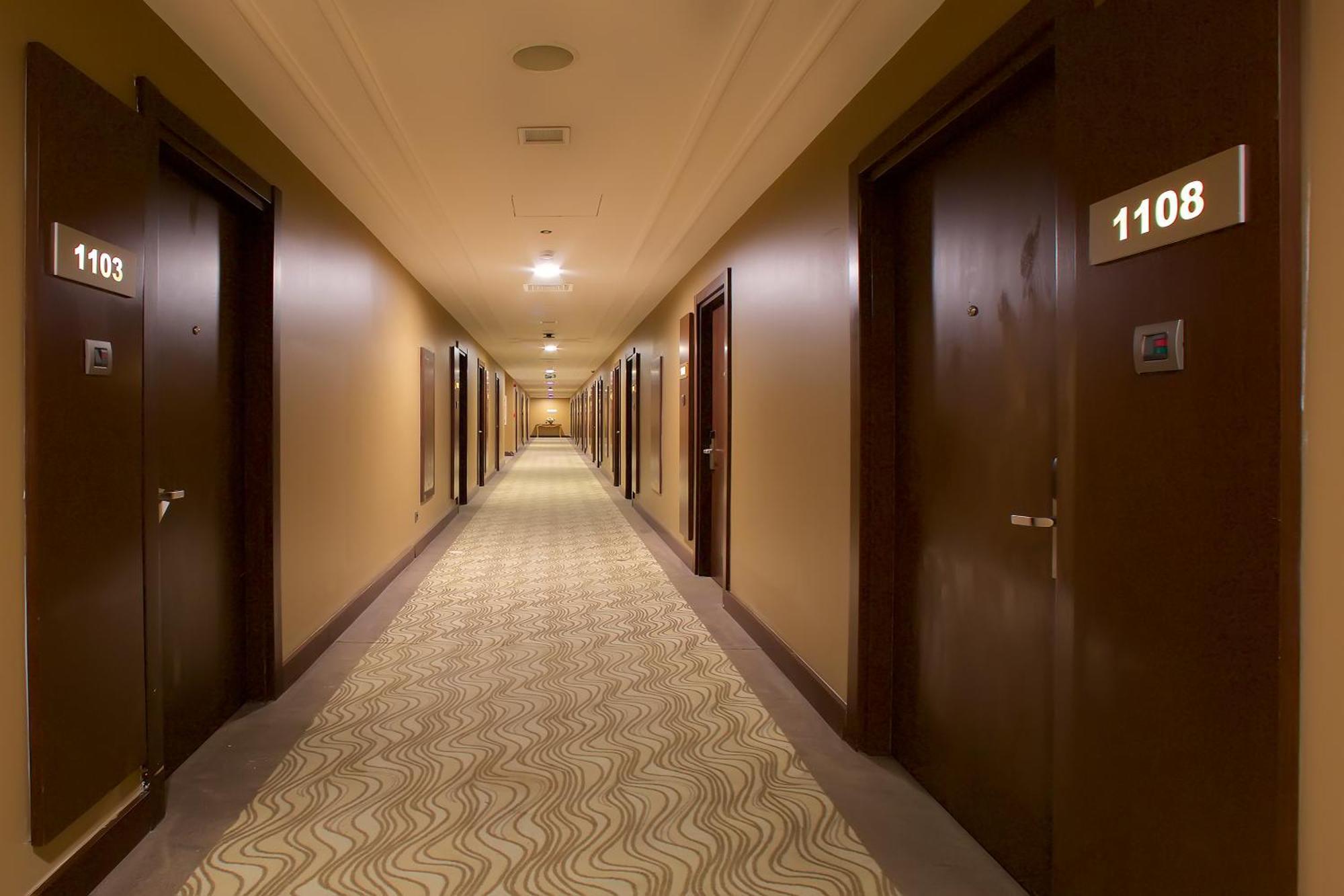 Ramada By Wyndham Istanbul Merter المظهر الخارجي الصورة A typical hotel corridor