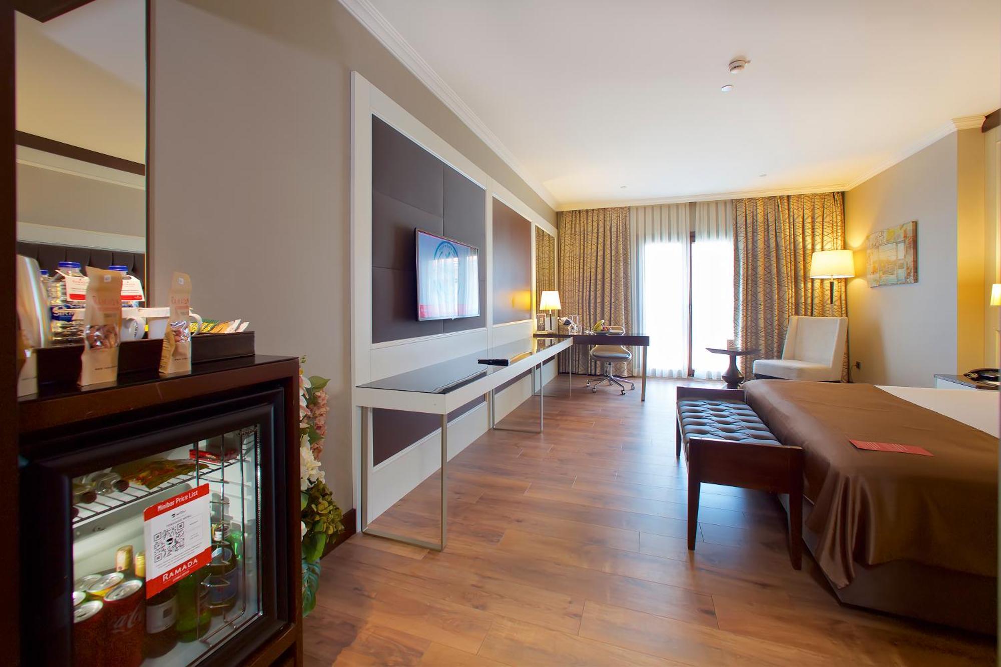 Ramada By Wyndham Istanbul Merter المظهر الخارجي الصورة A room at the hotel