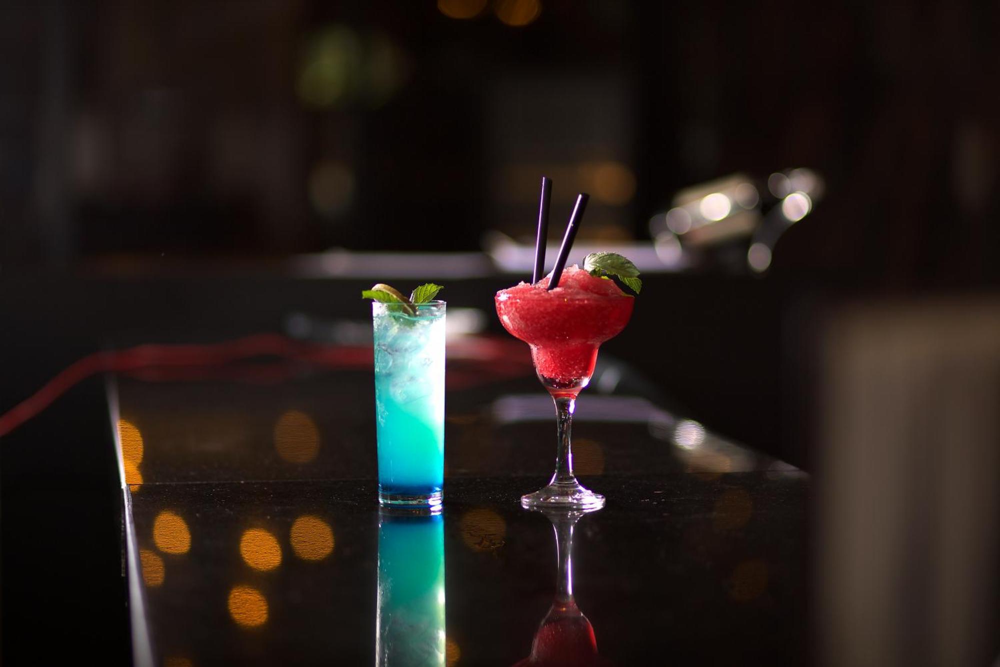 Ramada By Wyndham Istanbul Merter المظهر الخارجي الصورة A Blue Hawaii (left) and a strawberry margarita (right)