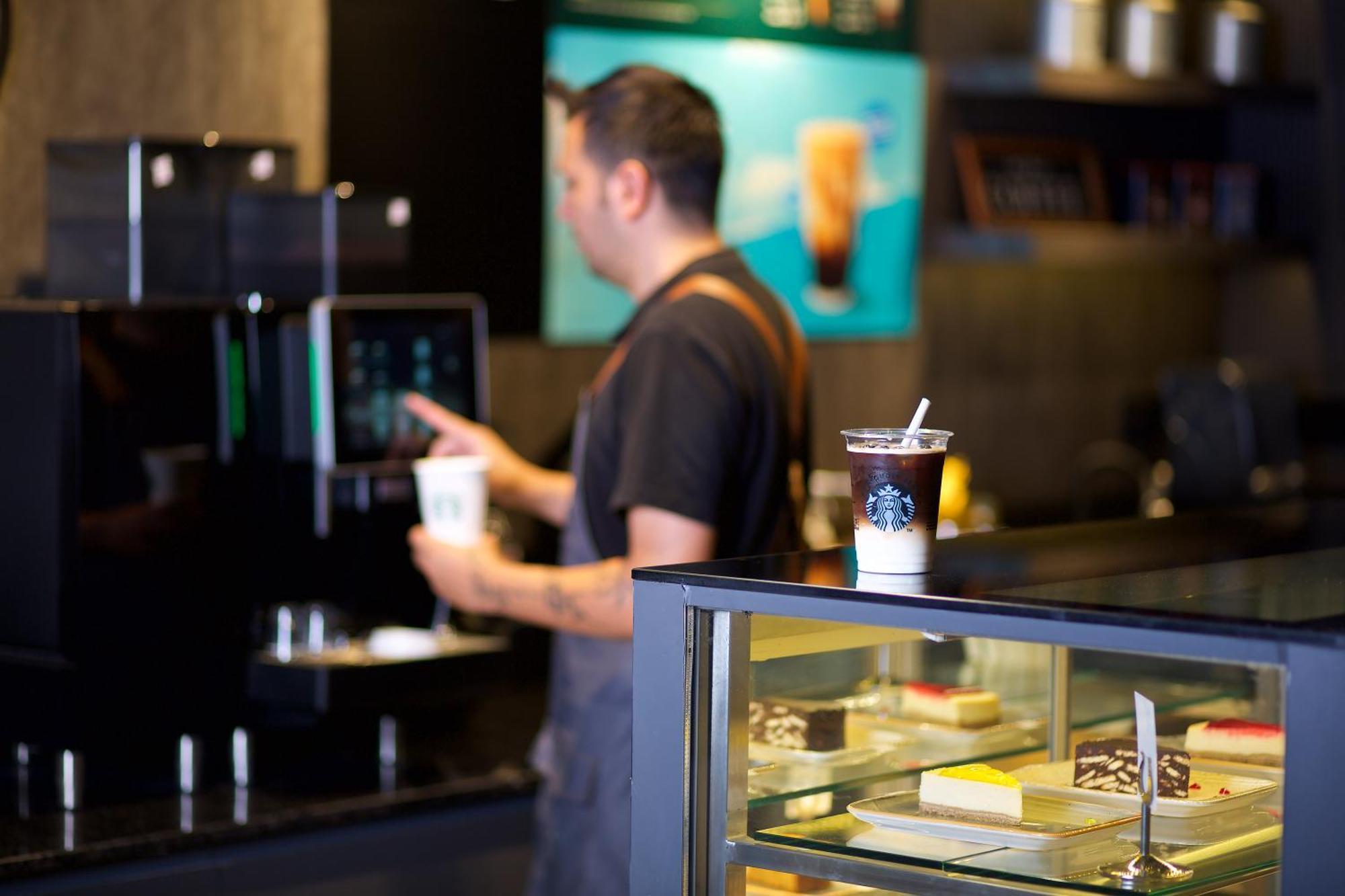 Ramada By Wyndham Istanbul Merter المظهر الخارجي الصورة A barista at work