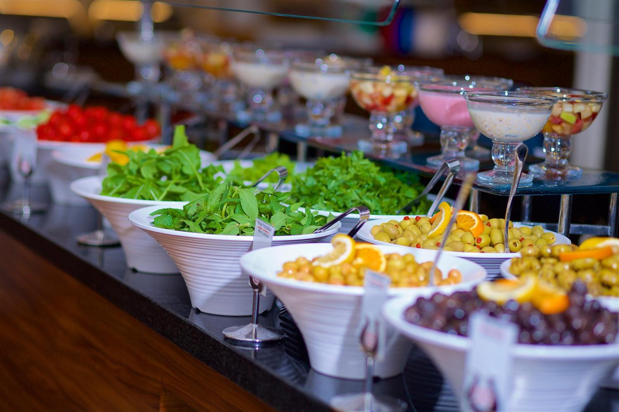 Ramada By Wyndham Istanbul Merter المظهر الخارجي الصورة A salad bar