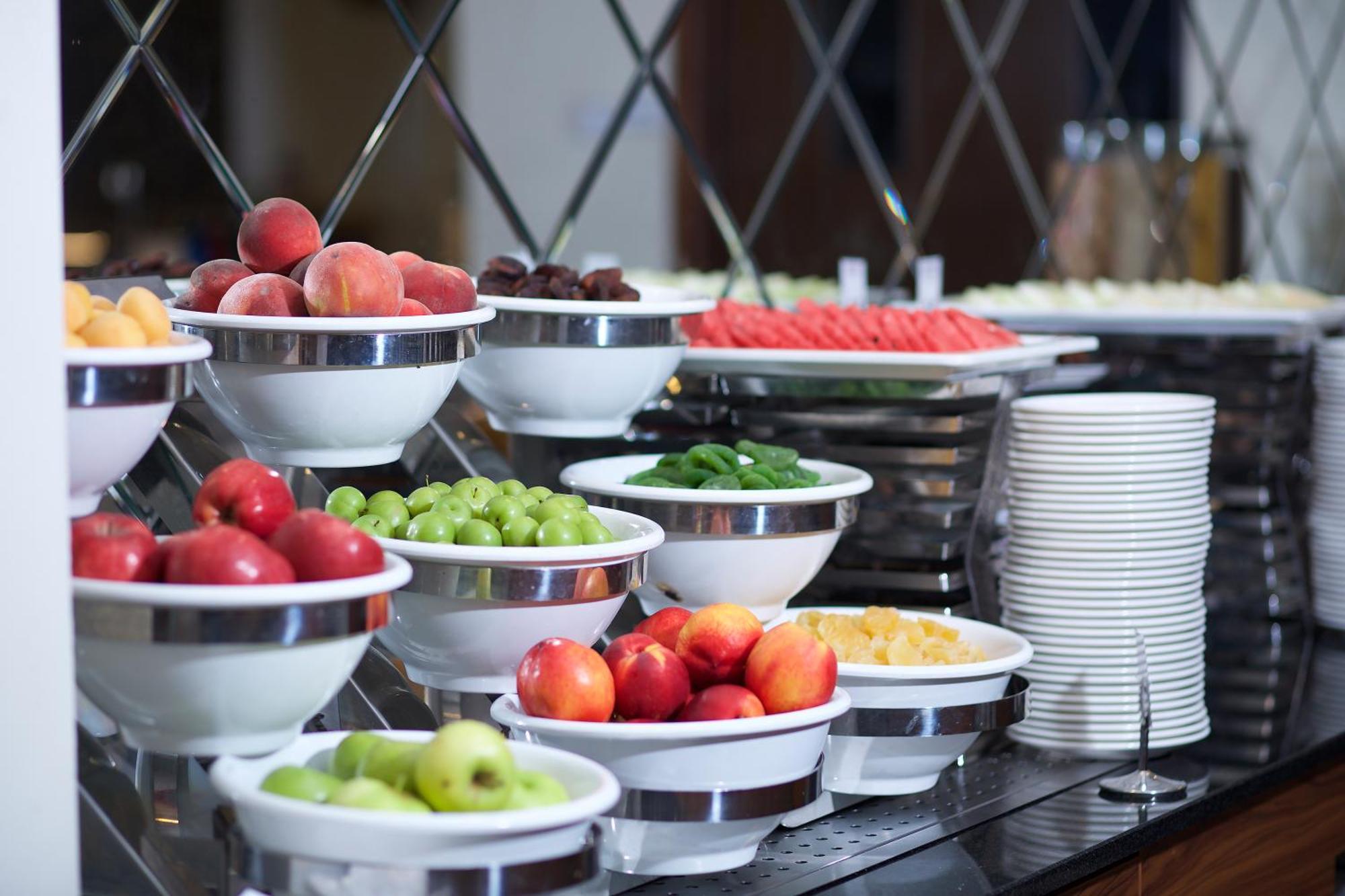 Ramada By Wyndham Istanbul Merter المظهر الخارجي الصورة Fruit at a buffet