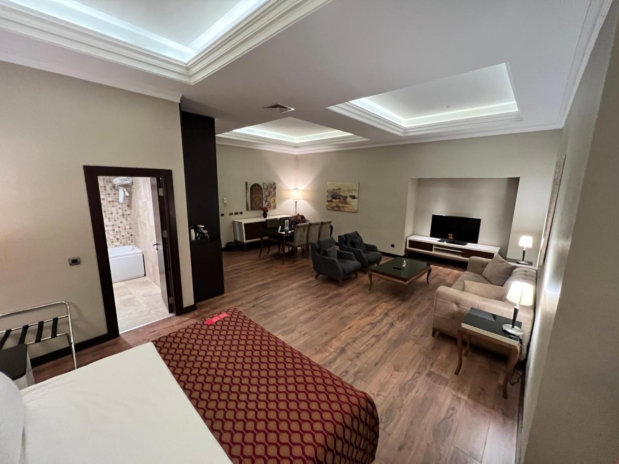 Ramada By Wyndham Istanbul Merter المظهر الخارجي الصورة Suite at the hotel
