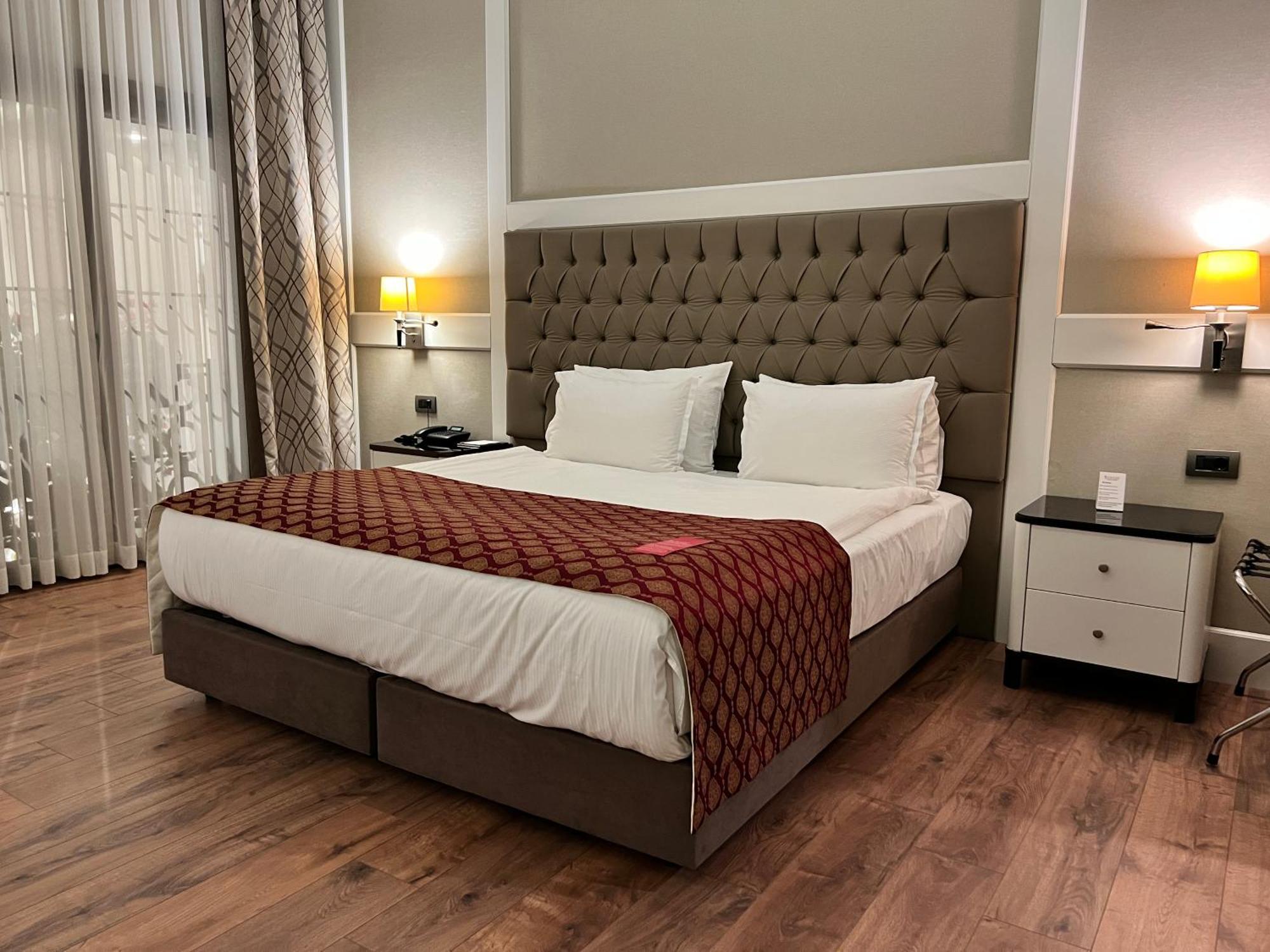 Ramada By Wyndham Istanbul Merter المظهر الخارجي الصورة A hotel room in Istanbul, Turkey