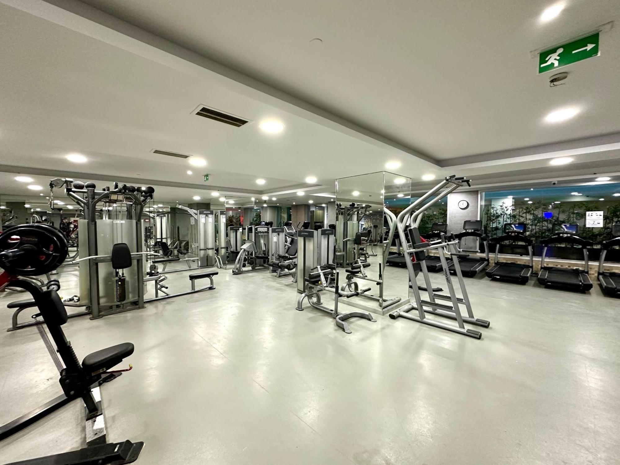 Ramada By Wyndham Istanbul Merter المظهر الخارجي الصورة The gym at the hotel